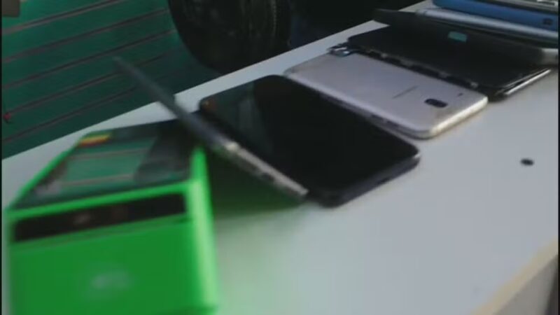 Polícia Civil prende 10 pessoas e apreende 300 celulares em operação em Duque de Caxias