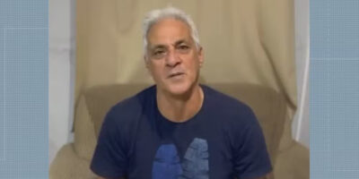 Porteiro de escola é surpreendido por alunos com convite para ser padrinho de formatura da turma