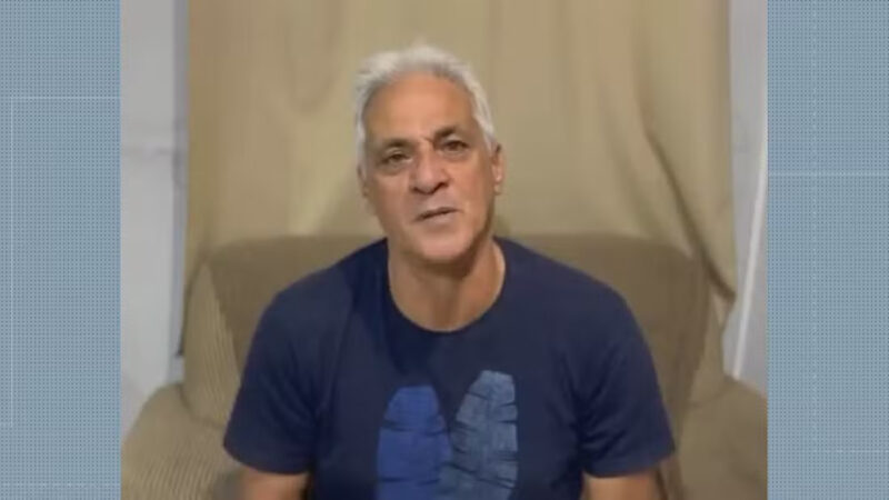 Porteiro de escola é surpreendido por alunos com convite para ser padrinho de formatura da turma