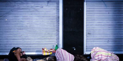 ‘A gente só tem direito ao chão?’: nas madrugadas de inverno no Rio, população de rua relata que tem cobertas e colchões apreendidos