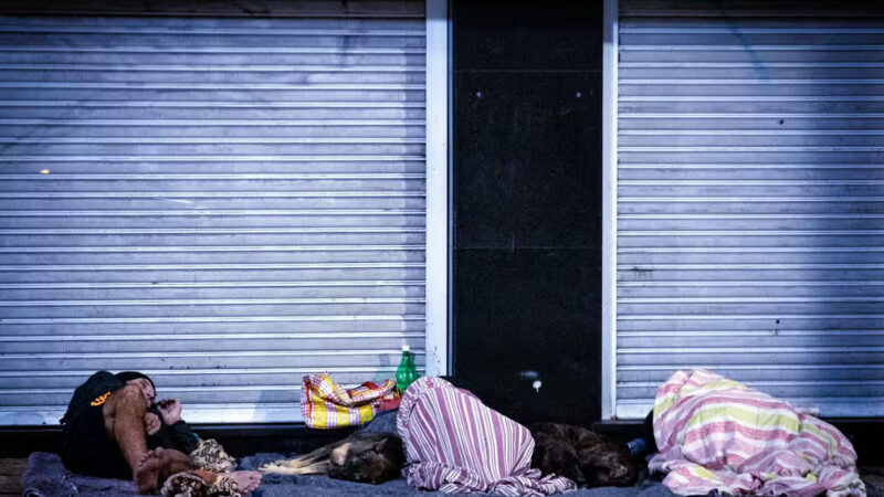 ‘A gente só tem direito ao chão?’: nas madrugadas de inverno no Rio, população de rua relata que tem cobertas e colchões apreendidos