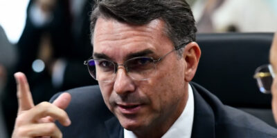Senador Flávio Bolsonaro lidera ofensiva legislativa contra o crime na Comissão de Segurança Pública