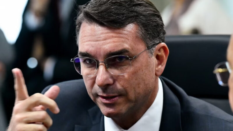 Senador Flávio Bolsonaro lidera ofensiva legislativa contra o crime na Comissão de Segurança Pública