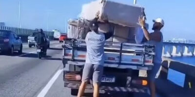 Homens carregam sofá na cabeça em plena Ponte Rio–Niterói;