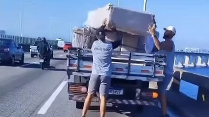 Homens carregam sofá na cabeça em plena Ponte Rio–Niterói;