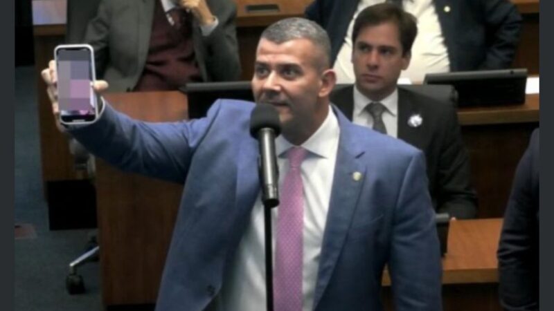 Deputado exibe imagens de esquartejamento durante sessão plenária da Alerj