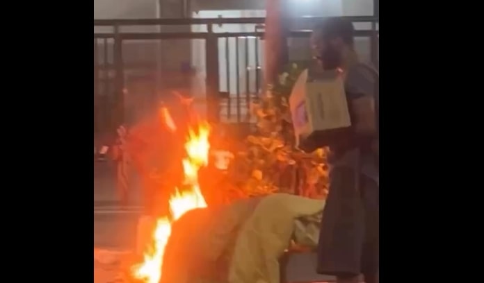 Moradores de rua acendem fogueira para cozinha em plena Av. Atlântica