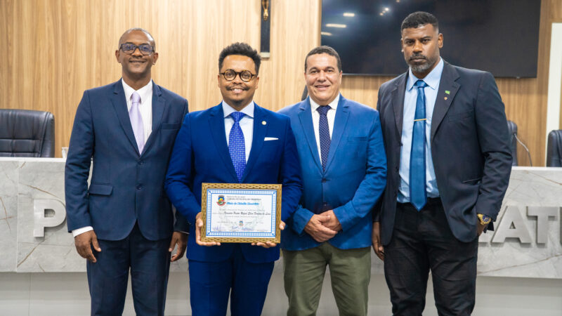 Vereador Rafael Satiê recebe título de Cidadão Honorário de Nilópolis em sessão na Câmara Municipal