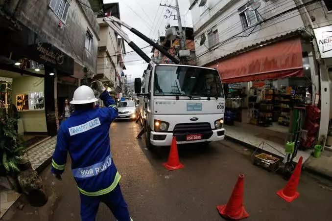 Classe média na mira: Prefeitura do Rio avança com projeto que dobra a conta de luz dos cariocas