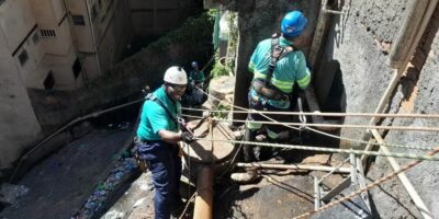 Águas do Rio leva saneamento a comunidades com técnica de rapel
