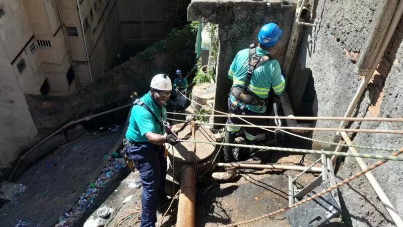 Águas do Rio leva saneamento a comunidades com técnica de rapel