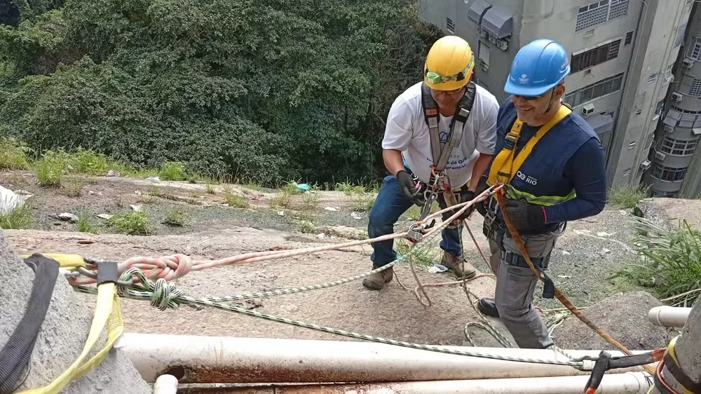 Operários usam rapel
