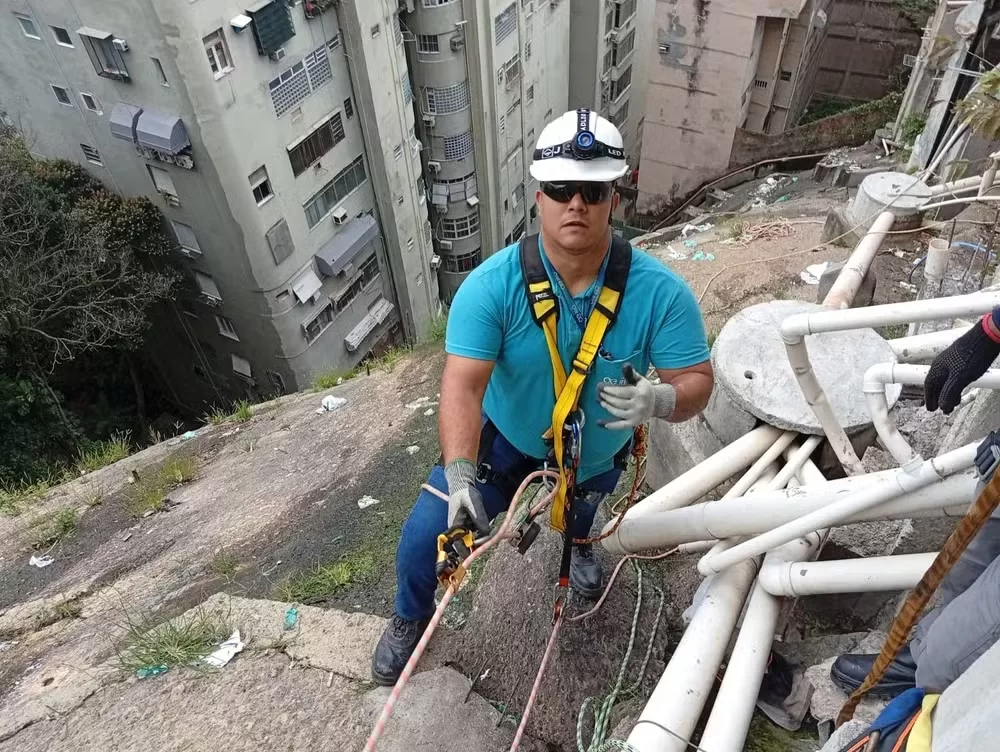 Operários usam rapel