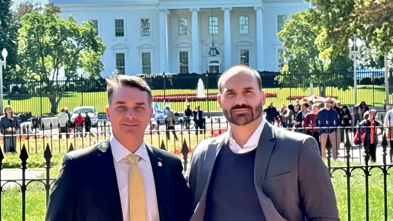 Flávio Bolsonaro se inclui na disputa pela candidatura à Presidência e divide ainda mais a direita