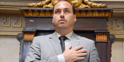 Carlos Bolsonaro vai receber Medalha Pedro Ernesto; homenagem provoca confusão na Câmara do Rio