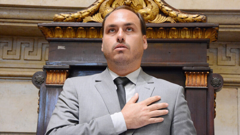 Carlos Bolsonaro vai receber Medalha Pedro Ernesto; homenagem provoca confusão na Câmara do Rio