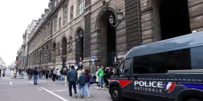 Roubo no Museu do Louvre: criminosos invadem galeria e furtam joias de Napoleão e da imperatriz