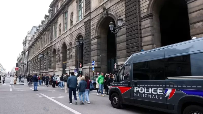 Roubo no Museu do Louvre: criminosos invadem galeria e furtam joias de Napoleão e da imperatriz