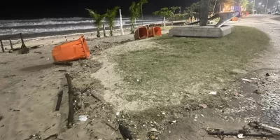 Ressaca espalha lixo pela praia da Barra e Comlurb é criticada por ambientalistas: ‘Não tem ação preventiva’