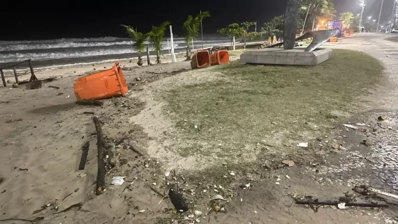 Ressaca espalha lixo pela praia da Barra e Comlurb é criticada por ambientalistas: ‘Não tem ação preventiva’