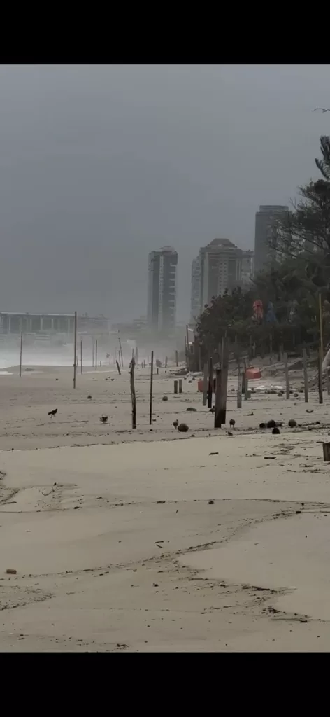 foto da praia da Barra da Tijuca com lixo