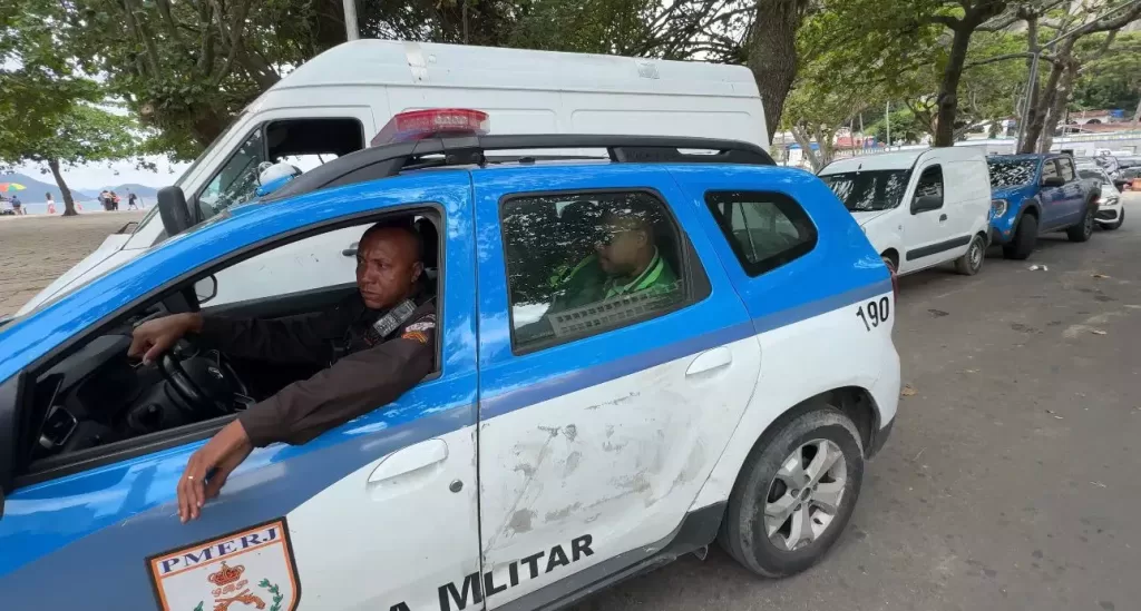 Polícia conduz flanelinhas em fiscalização de parlamentares do PL na Urca – Foto: Divulgação
