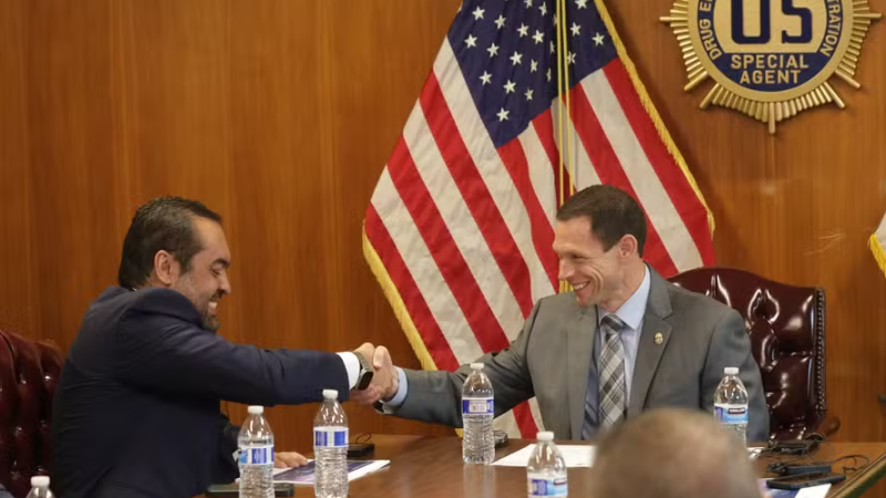 Relatório entregue por Castro a governo Trump pede sanções antiterrorismo contra Comando Vermelho