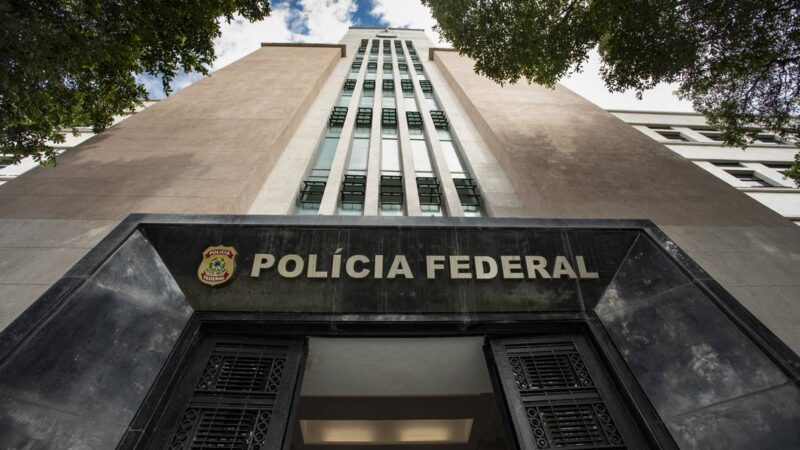 Traidores no fardamento: PF prende dois PMs por vazar operações para facção no Rio