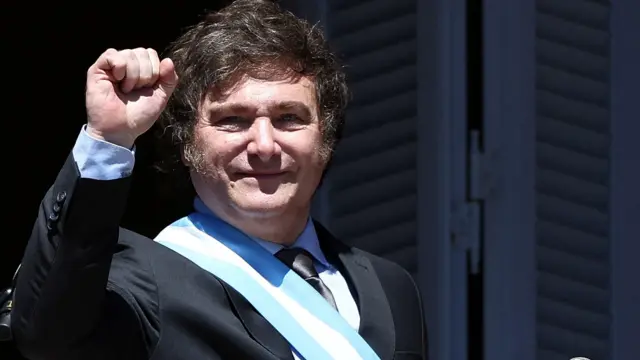 Milei compartilha post sobre candidatura de Flávio Bolsonaro à Presidência