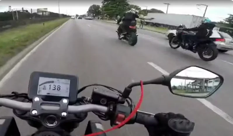 Criminosos atiram antes de anunciar assalto na Rio-Teresópolis e deixam motociclista ferido