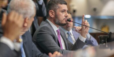 Em sessão tumultuada, deputados aprovam a soltura de Rodrigo Bacellar