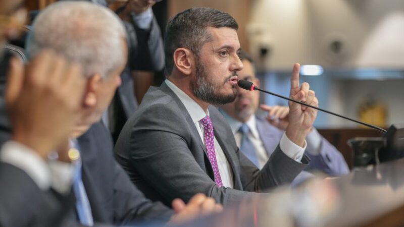 Em sessão tumultuada, deputados aprovam a soltura de Rodrigo Bacellar