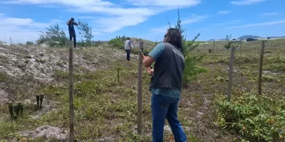 Cabo Frio desmonta ocupação irregular e retira acampamento clandestino na Praia do Foguete