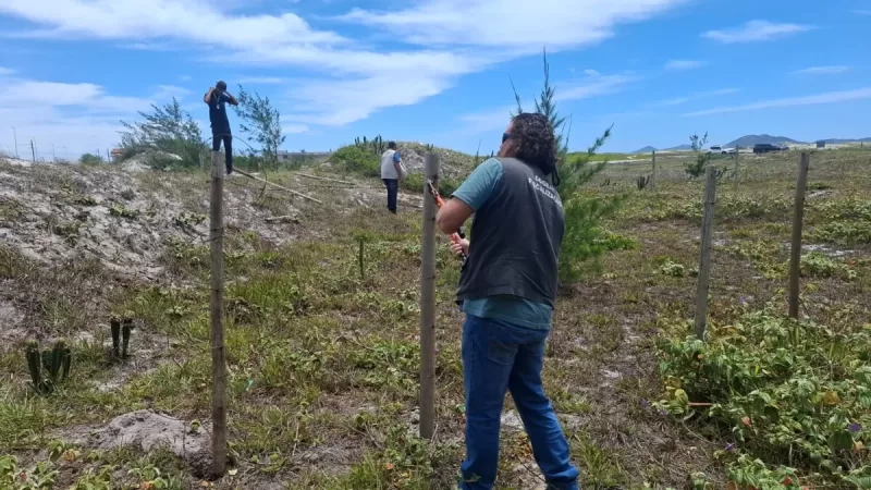 Cabo Frio desmonta ocupação irregular e retira acampamento clandestino na Praia do Foguete