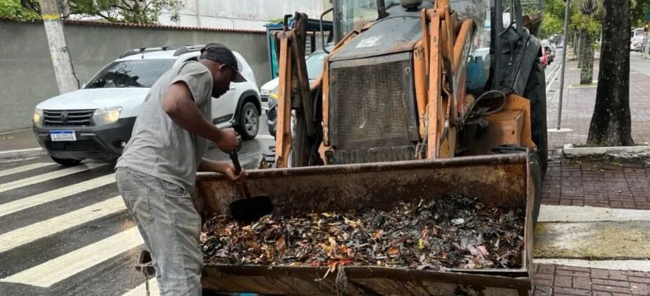 Cabo Frio intensifica limpeza de bueiros na Avenida Teixeira de Souza e no Canal Itajuru
