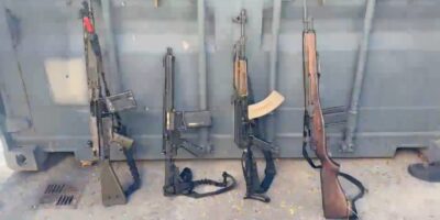 PM apreende quatro fuzis em São Gonçalo e reforça marca de 3 mil armas retiradas das ruas desde 2021