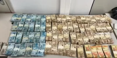 R$ 500 mil em espécie são apreendidos em saco de lixo em Duque de Caxias