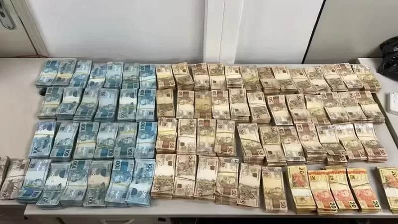 R$ 500 mil em espécie são apreendidos em saco de lixo em Duque de Caxias