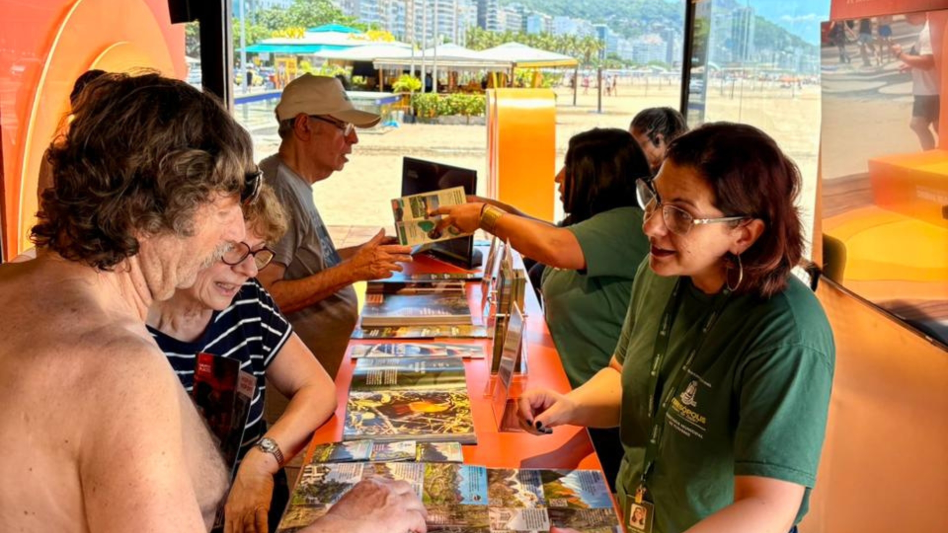 Teresópolis aposta em atendimento bilíngue e promove atrativos no calçadão de Copacabana