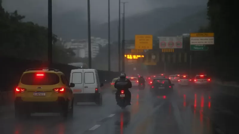 Estado do Rio reforça ações preventivas com alerta de chuva forte até segunda-feira