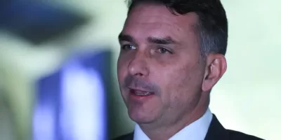 Flávio Bolsonaro leva recado do pai a Eduardo para moderar discurso contra o Centrão