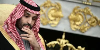 Celular vira arma: humorista crítico da monarquia saudita é hackeado, rastreado e agredido em Londres; Justiça condena Arábia Saudita