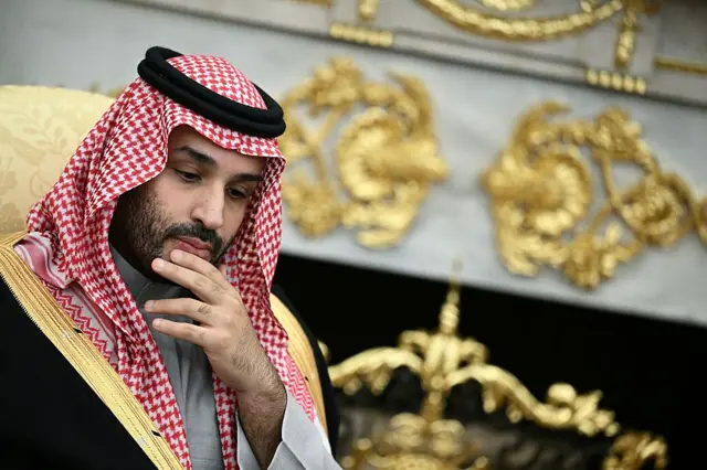 Celular vira arma: humorista crítico da monarquia saudita é hackeado, rastreado e agredido em Londres; Justiça condena Arábia Saudita