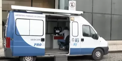 Procon RJ leva laboratório móvel aos blocos de carnaval para combater bebida adulterada