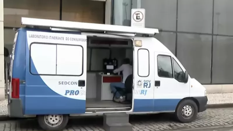 Procon RJ leva laboratório móvel aos blocos de carnaval para combater bebida adulterada