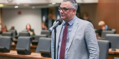 Deputado anuncia reforma do campo do Morro do São Pedro, em Duque de Caxias