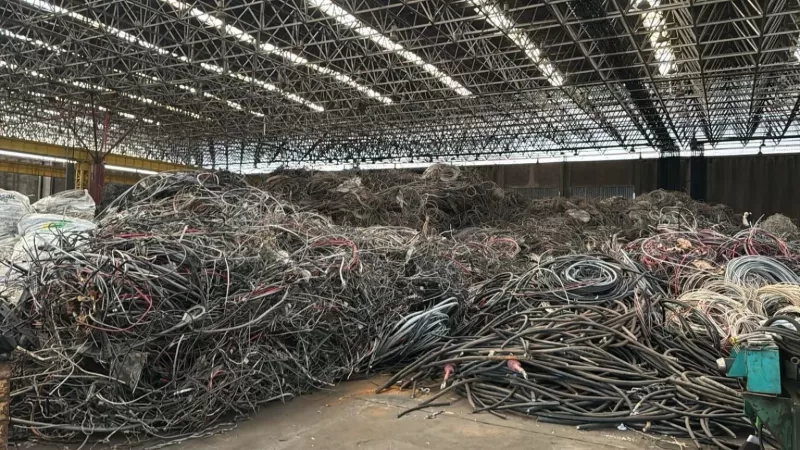 Alerj aprova lei para fechar ferros-velhos flagrados com fios furtados no RJ