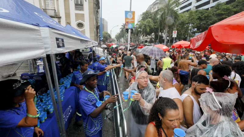Calor de 37°C: Cedae monta pontos de hidratação em blocos do Rio e na Intendente Magalhães