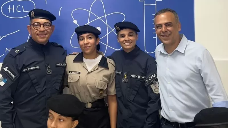 Colégio da Polícia Militar de Niterói recebe Laboratório de Iniciação Científica da FAETEC