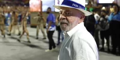 Acadêmicos de Niterói é rebaixada e juristas repudiam desfile em homenagem a Lula